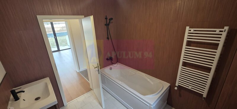 Apartament cu 2 camere de vanzare in Busteni, curte si loc de parcare